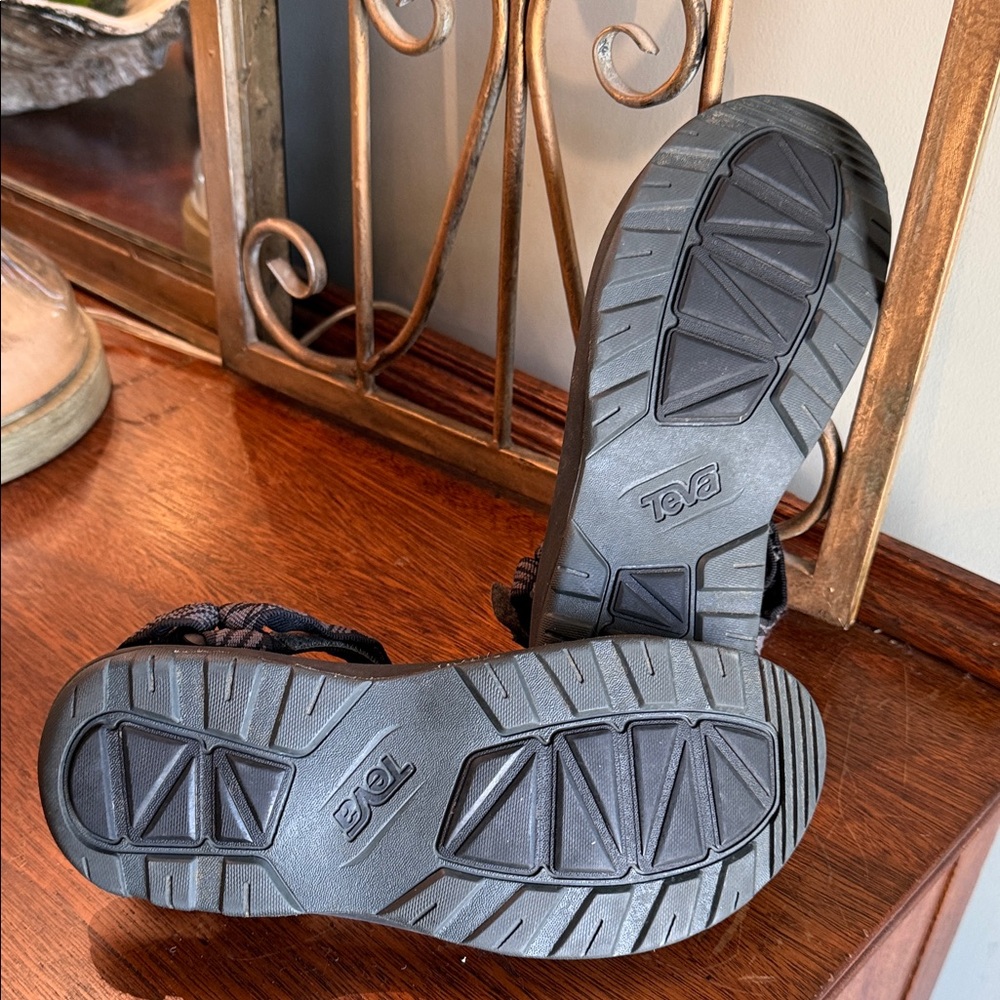Teva Black Patterned Strap Sandals size men 6 - Picture 4 of 6